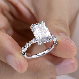 Bague de fiançailles Messi Jewelry MSR-2112 en diamant de laboratoire taille émeraude 18 carats - Product Image 2