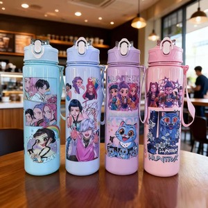 Bouteille d'Eau en Plastique K-Pop de 700 ml pour Enfants, avec Paille et Lanière, Accessoire de Rentrée Scolaire, Motif Dessin Animé - Product Image 1