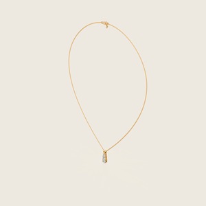 Colgante Dawn Dew con un delicado diseño inspirado en la lágrima que captura el suave brillo de la luz de la mañana - Product Image 6