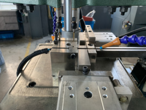 เครื่องเจาะและต๊าปร่องตัวทีอัตโนมัติเต็มรูปแบบ |   หัวจ่ายไฟเดี่ยว |   สำหรับแผ่นยึดจับและบล็อกเครื่องมือ |   ระบบจักรยานยนต์อัตโนมัติ - Product Image 4