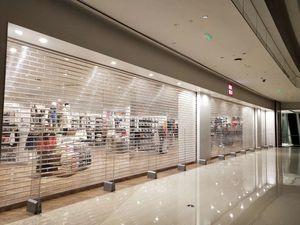 Porte commerciale haute résistance, moderne, anti-effraction, en polycarbonate transparent, volet roulant transparent à lattes. - Product Image 5