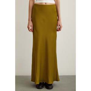 Falda Larga <span class=keywords><strong>Mango</strong></span> con Corte Diagonal, Color Oliva, 100% Seda Satén, Brillante, Largo Completo, para Mujer - Product Image 3