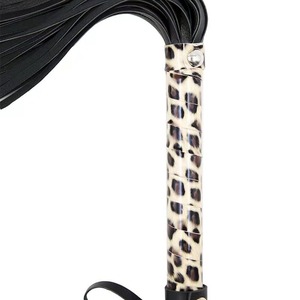 Fouets jaunes à imprimé léopard en gros, accessoires de scène, fouets courts pour l'entraînement, jouets sexuels alternatifs pour couples, entraînement SM. - Product Image 1