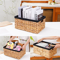 Panier rectangulaire en jacinthe d'eau naturelle tressé à la main avec bordure en tissu noir, bac de rangement robuste de style campagnard avec poignées découpées