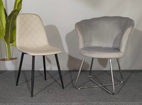 Fauteuil rembourré en velours, chaise de salle à manger moderne avec dossier sculpté, métal argenté poli pour usage résidentiel et commercial