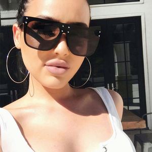 Vente en gros de lunettes de soleil tendance noires à grande monture, UV400, surdimensionnées, à dessus plat, pour femmes - Product Image 3