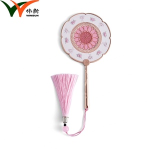 กระจกแต่งหน้าสีชมพูเดี่ยว ดีไซน์แฟชั่น พร้อมพู่ห้อย ด้ามจับโลหะเคลือบอ่อน - Product Image 2