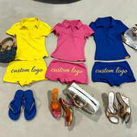 Ensemble de golf pour femmes avec impression DTG de logo personnalisé, haut à manches courtes col en V et mini-short, tenue d'été 2 pièces pour femmes