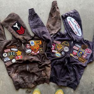 เสื้อฮู้ดดี้ผ้าถักสำหรับผู้ชาย แต่งลายปักแบบดิสเทรส พร้อมผ้าฝ้ายปะติด ตกแต่งด้วยเทคนิคย้อมสีแบบวินเทจ ซันเฟด คัสตอม แอซิดวอช - Product Image 1