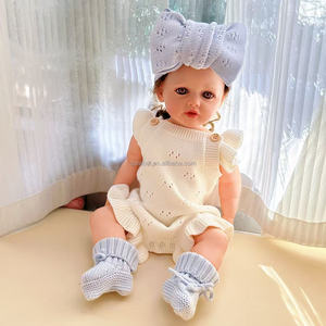 Set 2 Pezzi: Fascia per Capelli e Calzini per Neonata, in Cotone Lavorato a Maglia, con Fiocco Grande a Punto Traforato, Regalo per Neonato/a - Product Image 4