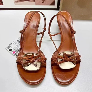 Sandalias de Tacón con una Sola Tira para Mujer, Estilo Veraniego Profesional, Color Marrón Moderno con Adornos Metálicos - Product Image 2