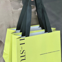 Vente de gros Personnalisez votre propre logo Sacs en papier vert avec impression écologique pour les magasins de luxe