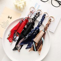Écharpe en soie à pompons pour femme, porte-clés polyvalent, pendentif de sac, accessoire de sac à main