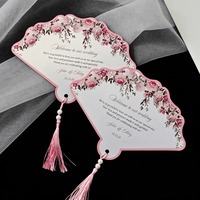 Carte de bienvenue personnalisée en forme d'éventail pour mariage avec pompon assorti pour la décoration de table et les cadeaux des invités lors de mariages en plein air