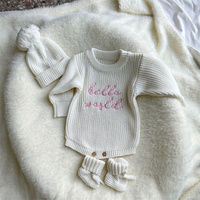 Combinaison en tricot de coton doux pour nouveau-né, brodée, avec annonce de naissance, ensemble assorti en tricot blanc, prix de gros, faible MOQ, tailles assorties