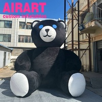 Décoration de rue de Noël : Mascotte géante en peluche pour installation artistique et décoration de lieux