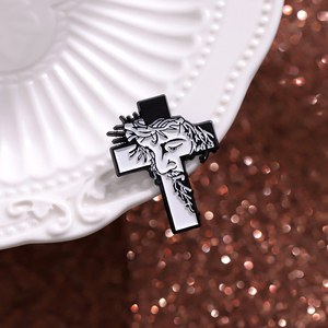 Großhandel Custom Jesus Emaille Pins Kreuz Abzeichen Schwarz Weiß Punk Schmuck Geschenke für Freunde Glaube für Revers Rucksack - Product Image 2