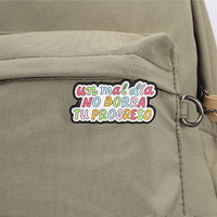 Spilla smaltata con slogan spagnolo vibrante per l'auto-cura, ornamento versatile in lega per decorare borse, giacche e zaini