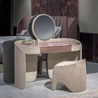 Table de toilette sur pied moderne de luxe avec plateau en marbre rose et éclairage LED, design écologique et durable pour hôtel, appartement, chambre à coucher, coiffeuse et maquillage