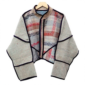 Chaqueta Kantha Vintage Unisex Premium Hecha a Mano por ART&ART, Estilo Bohemio, Ecológica, Acolchada, Lavable, Suave y Transpirable, 100% - Product Image 1