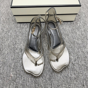 Sandali infradito in PVC stile resort, modello romano, <span class=keywords><strong>con</strong></span> <span class=keywords><strong>tacco</strong></span> <span class=keywords><strong>basso</strong></span>, cinturino e chiusura a V, novità estiva per il commercio estero - Product Image 2