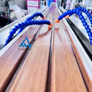 Machine <span class=keywords><strong>de</strong></span> fabrication <span class=keywords><strong>de</strong></span> panneaux <span class=keywords><strong>de</strong></span> parement en PVC soffite Machine <span class=keywords><strong>de</strong></span> production PVC Machine d'extrudeuse <span class=keywords><strong>pour</strong></span> panneau <span class=keywords><strong>de</strong></span> <span class=keywords><strong>plafond</strong></span> mural en vinyle <span class=keywords><strong>pour</strong></span> extérieur - Product Image 4