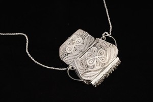 Colgante de Lujo para Bolso Pequeño con Cadena - Product Image 1