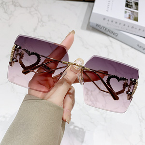 Nouvelles Lunettes de Soleil Sans Monture Grand Cadre Amincissant en Métal Style Amour Tendance Européenne et Américaine Protection UV400 Demi-Monture Femme - Product Image 1