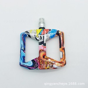 Pédales de vélo de montagne en nylon coloré antidérapantes - Product Image 3