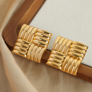 Aretes de Aro Geométricos de Acero Inoxidable Chapados en Oro de 18K al por Mayor, Aretes Vintage Religiosos Lindos con Forma de Triángulo, Cuadrado y Corazón para Mujer - Product Image 1
