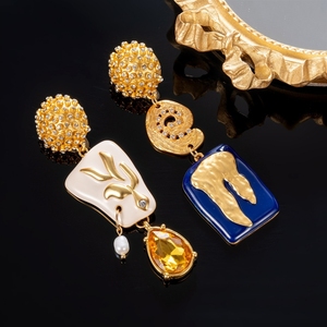 Boucles d'oreilles vintage au style luxueux et élégant, ornées du nouveau motif asymétrique « œil du diable » de Shapa, exsudant une touche de raffinement. - Product Image 1