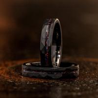 Vente en gros alliance de fiançailles 6mm bague en tungstène noir incrusté d'opale de feu Bello bague en tungstène martelé mat pour hommes femmes