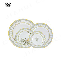 Assiette en porcelaine opulente Motifs floraux et géométriques gracieux pour des arrangements de table de mariage somptueux