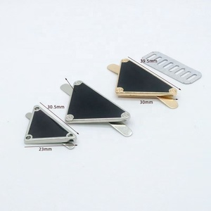 Etiqueta Personalizada de Seguridad Profesional Qiannuo para Bolsas, Etiqueta Metálica Triangular de Aleación de Zinc, Accesorios - Product Image 6