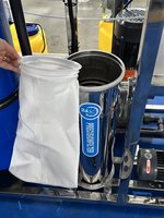 Système de traitement de l'eau industrielle 500LPH-1000LPH RO Pompe de filtration pour plantes commerciales Boîte de vitesses PLC 220V Stockage de l'eau d'un an