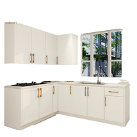 Cuisine îlot modulaire moderne sur mesure en bois massif avec portes shaker, finition laquée et comptoir en marbre pour villa - Vente en gros