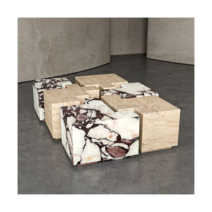 Table centrale irrégulière Newstar avec travertin beige épissé et marbre Calacatta - Product Image 1