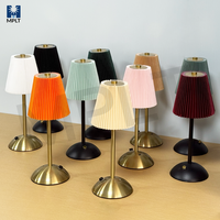 Lampe de table en métal en tissu moderne rechargeable la plus vendue charge USB pour chambre à coucher chevet restaurant décorer lumière d'ambiance