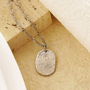 Collier pendentif empreinte digitale vintage en acier inoxydable plaqué or 18 carats, chaîne vague d'eau, médaillon ovale inaltérable, bijou. - Product Image 4