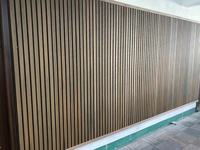 Revêtement mural cannelé en bois composite pour l'extérieur Panneaux de revêtement mural en bois composite pour l'extérieur Revêtement mural à lattes pour l'extérieur