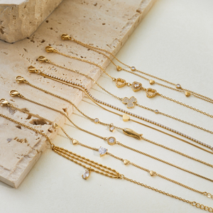 Joyería para manos - pulsera de acero inoxidable con gemas en forma de corazón - única, sencilla y versátil - Product Image 1