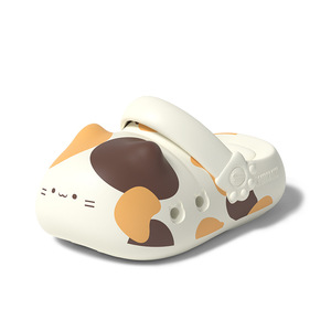 Lindos zuecos con diseño de pata de gato tricolor, suela gruesa antideslizante, sandalias de playa de verano para mujeres, hombres, padres e hijos, con estampado animal. - Product Image 1