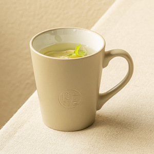 Mug Keramik Gaya Retro dengan Logo Terukir, Kapasitas Besar untuk Rumah Tangga, Cangkir Hadiah Pasangan Sederhana dengan Cacat Kecil. - Product Image 3