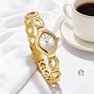Reloj de Mujer Dorado en Oferta, Movimiento de Cuarzo, Correa de Aleación Ovalada, Detalles de Diamantes, Resistente al Agua, Lujoso y Moderno - Product Image 1