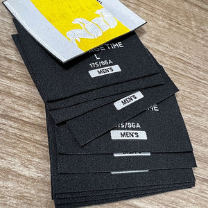 Etiqueta tejida clásica con pliegue central para ropa, etiqueta de alta calidad para sudaderas, chaquetas, puños de moda, etiquetas personalizadas cosidas para el cuello. - Product Image 2