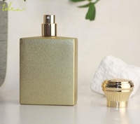 Flacon de parfum vide rechargeable en aluminium de 50 ml au design exclusif - Finition pierre dorée et capuchon métallique