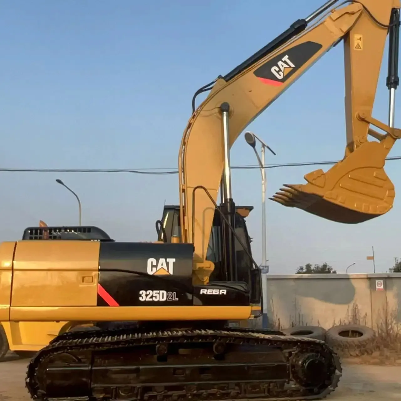 حفار مجنزر مستعمل CAT 325D2L بجودة منتج عالية في شنغهاي بالصين