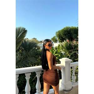 Conjunto de 2 Piezas Holgado Color Marrón con Detalle de Rosa, Top Informal Tejido para Uso Diario y Falda por Encima de la Rodilla para Mujeres de Oficina en Otoño - Product Image 1