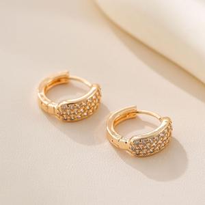 Boucles d'oreilles en cuivre à cercle simple pour femmes haut de gamme luxueuses populaires avec crochet d'oreille vintage unique et conception complète de micro zircon - Product Image 4