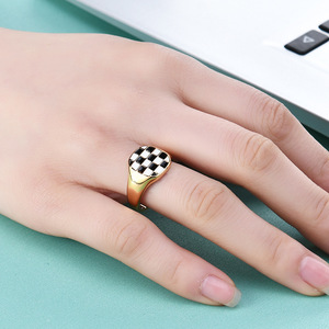 Anillos de Moda de 13MM Cuadrados con Diseño de Tablero de Ajedrez Blanco y Negro, Anillo de Acero de Titanio Chapado en Oro para Mujer, Joyería de Regalo - Product Image 2